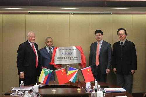 http://www.dlu.edu.cn/__local/9/C9/DD/0DF3D162D5DD2609E07E6B5F510_0D09AA35_12648.png